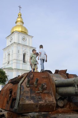 Kyiv, Ukrayna - Mayıs 2022: Ukrayna 'nın başkenti Kyiv' deki Mykhailivska Meydanı 'ndaki sergide Rus zırhlı araçları imha edildi