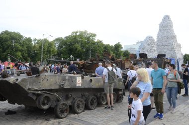 Kyiv, Ukrayna - Mayıs 2022: Ukrayna 'nın başkenti Kyiv' deki Mykhailivska Meydanı 'ndaki sergide Rus zırhlı araçları imha edildi
