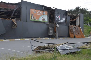 Ukrayna 'da savaş. Rus ordusunun saldırısından sonra Kyiv bölgesinde yıkılan binalar. Rus işgalinin Ukrayna 'daki sonuçları. Kyiv bölgesi, Ukrayna, Haziran 2022