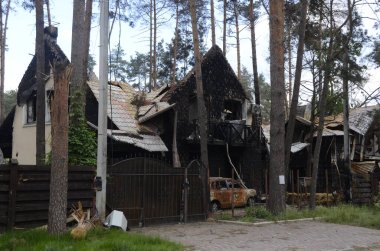 Ukrayna 'da savaş. Rus ordusunun saldırısından sonra Kyiv bölgesinde yıkılan binalar. Rus işgalinin Ukrayna 'daki sonuçları. Kyiv bölgesi, Ukrayna, Haziran 2022