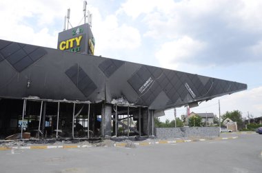 Ukrayna 'da savaş. Rus ordusunun saldırısından sonra Kyiv bölgesinde yıkılan binalar. Rus işgalinin Ukrayna 'daki sonuçları. Kyiv bölgesi, Ukrayna, Haziran 2022