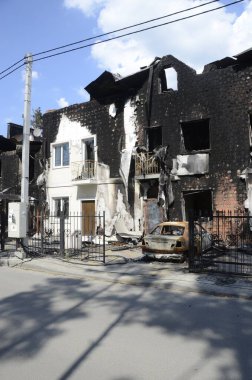 Ukrayna 'da savaş. Rus ordusunun saldırısından sonra Kyiv bölgesinde yıkılan binalar. Rus işgalinin Ukrayna 'daki sonuçları. Kyiv bölgesi, Ukrayna, Haziran 2022