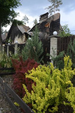 Ukrayna 'da savaş. Rus ordusunun saldırısından sonra Kyiv bölgesinde yıkılan binalar. Rus işgalinin Ukrayna 'daki sonuçları. Kyiv bölgesi, Ukrayna, Haziran 2022