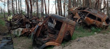 Ukrayna 'da savaş. Rus ordusu tarafından yakıldı, yok edildi ve sivillerin arabaları bombalandı. Rus işgalinin Ukrayna 'daki sonuçları. Irpin, Kyiv bölgesi, Mayıs 2022