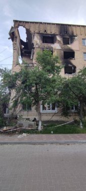 Ukrayna 'da savaş. Rus ordusunun saldırısından sonra Kyiv bölgesinde yıkılan binalar. Rus işgalinin Ukrayna 'daki sonuçları. Kyiv bölgesi, Ukrayna, Haziran 2022