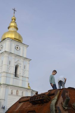Kyiv, Ukrayna - Mayıs 2022: Ukrayna 'nın başkenti Kyiv' deki Mykhailivska Meydanı 'ndaki sergide Rus zırhlı araçları imha edildi