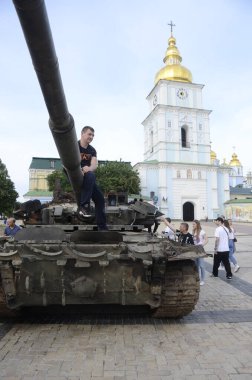 Kyiv, Ukrayna - Mayıs 2022: Ukrayna 'nın başkenti Kyiv' deki Mykhailivska Meydanı 'ndaki sergide Rus zırhlı araçları imha edildi