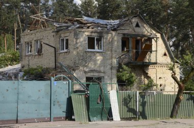 Ukrayna 'da savaş. Rus ordusunun saldırısından sonra Kyiv bölgesinde yıkılan binalar. Rus işgalinin Ukrayna 'daki sonuçları. Kyiv bölgesi, Ukrayna, Haziran 2022