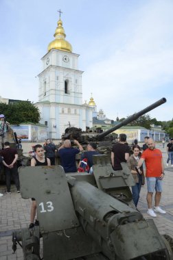 Kyiv, Ukrayna - Mayıs 2022: Ukrayna 'nın başkenti Kyiv' deki Mykhailivska Meydanı 'ndaki sergide Rus zırhlı araçları imha edildi