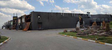 Ukrayna 'da savaş. Rus ordusunun saldırısından sonra Kyiv bölgesinde yıkılan binalar. Rus işgalinin Ukrayna 'daki sonuçları. Kyiv bölgesi, Ukrayna, Haziran 2022