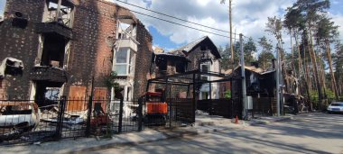 Ukrayna 'da savaş. Rus ordusunun saldırısından sonra Kyiv bölgesinde yıkılan binalar. Rus işgalinin Ukrayna 'daki sonuçları. Kyiv bölgesi, Ukrayna, Haziran 2022