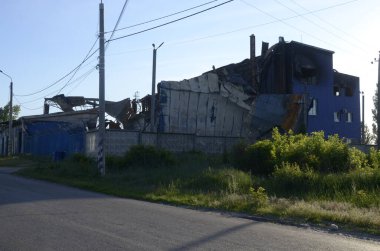 Ukrayna 'da savaş. Rus ordusunun saldırısından sonra Kyiv bölgesinde yıkılan binalar. Rus işgalinin Ukrayna 'daki sonuçları. Kyiv bölgesi, Ukrayna, Haziran 2022