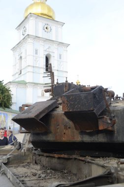Kyiv, Ukrayna - Mayıs 2022: Ukrayna 'nın başkenti Kyiv' deki Mykhailivska Meydanı 'ndaki sergide Rus zırhlı araçları imha edildi