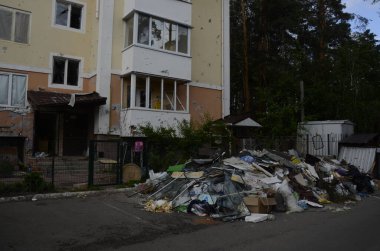 Ukrayna 'da savaş. Rus ordusunun saldırısından sonra Kyiv bölgesinde yıkılan binalar. Rus işgalinin Ukrayna 'daki sonuçları. Kyiv bölgesi, Ukrayna, Haziran 2022