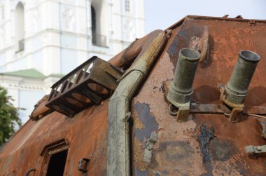 Kyiv, Ukrayna - Mayıs 2022: Ukrayna 'nın başkenti Kyiv' deki Mykhailivska Meydanı 'ndaki sergide Rus zırhlı araçları imha edildi