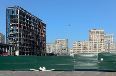 Ukrayna 'da savaş. Rus ordusunun saldırısından sonra Kyiv bölgesinde yıkılan binalar. Rus işgalinin Ukrayna 'daki sonuçları. Kyiv bölgesi, Ukrayna, Haziran 2022