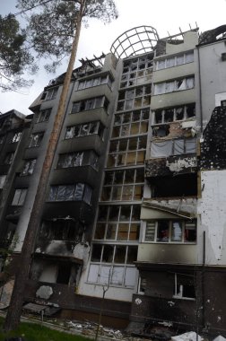 Ukrayna 'da savaş. Rus ordusunun saldırısından sonra Kyiv bölgesinde yıkılan binalar. Rus işgalinin Ukrayna 'daki sonuçları. Kyiv bölgesi, Ukrayna, Haziran 2022