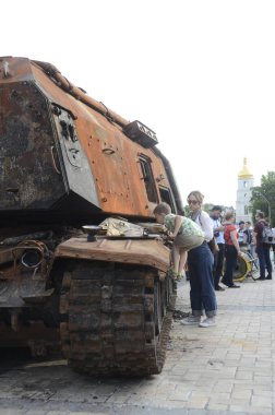 Kyiv, Ukrayna - Mayıs 2022: Ukrayna 'nın başkenti Kyiv' deki Mykhailivska Meydanı 'ndaki sergide Rus zırhlı araçları imha edildi