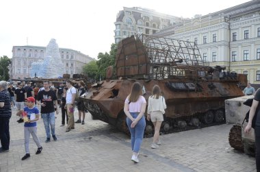 Kyiv, Ukrayna - Mayıs 2022: Ukrayna 'nın başkenti Kyiv' deki Mykhailivska Meydanı 'ndaki sergide Rus zırhlı araçları imha edildi