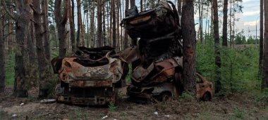 Ukrayna 'da savaş. Rus ordusu tarafından yakıldı, yok edildi ve sivillerin arabaları bombalandı. Rus işgalinin Ukrayna 'daki sonuçları. Irpin, Kyiv bölgesi, Mayıs 2022