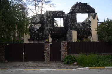 Ukrayna 'da savaş. Rus ordusunun saldırısından sonra Kyiv bölgesinde yıkılan binalar. Rus işgalinin Ukrayna 'daki sonuçları. Kyiv bölgesi, Ukrayna, Haziran 2022