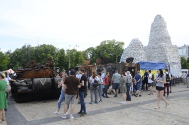 Kyiv, Ukrayna - Mayıs 2022: Ukrayna 'nın başkenti Kyiv' deki Mykhailivska Meydanı 'ndaki sergide Rus zırhlı araçları imha edildi
