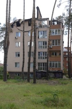 Ukrayna 'da savaş. Rus ordusunun saldırısından sonra Kyiv bölgesinde yıkılan binalar. Rus işgalinin Ukrayna 'daki sonuçları. Kyiv bölgesi, Ukrayna, Haziran 2022