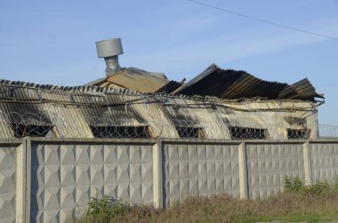 Ukrayna 'da savaş. Rus ordusunun saldırısından sonra Kyiv bölgesinde yıkılan binalar. Rus işgalinin Ukrayna 'daki sonuçları. Kyiv bölgesi, Ukrayna, Haziran 2022