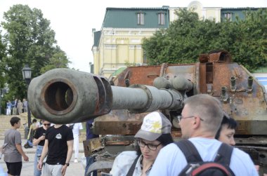 Kyiv, Ukrayna - Mayıs 2022: Ukrayna 'nın başkenti Kyiv' deki Mykhailivska Meydanı 'ndaki sergide Rus zırhlı araçları imha edildi