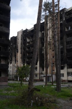 Ukrayna 'da savaş. Rus ordusunun saldırısından sonra Kyiv bölgesinde yıkılan binalar. Rus işgalinin Ukrayna 'daki sonuçları. Kyiv bölgesi, Ukrayna, Haziran 2022