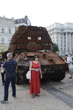 Kyiv, Ukrayna - Mayıs 2022: Ukrayna 'nın başkenti Kyiv' deki Mykhailivska Meydanı 'ndaki sergide Rus zırhlı araçları imha edildi