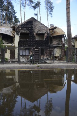 Ukrayna 'da savaş. Rus ordusunun saldırısından sonra Kyiv bölgesinde yıkılan binalar. Rus işgalinin Ukrayna 'daki sonuçları. Kyiv bölgesi, Ukrayna, Haziran 2022