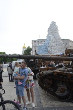 Kyiv, Ukrayna - Mayıs 2022: Ukrayna 'nın başkenti Kyiv' deki Mykhailivska Meydanı 'ndaki sergide Rus zırhlı araçları imha edildi