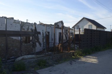 Ukrayna 'da savaş. Rus ordusunun saldırısından sonra Kyiv bölgesinde yıkılan binalar. Rus işgalinin Ukrayna 'daki sonuçları. Kyiv bölgesi, Ukrayna, Haziran 2022