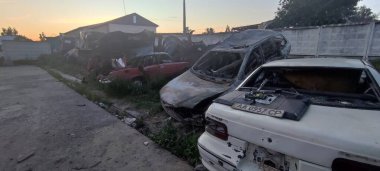 Ukrayna 'da savaş. Rus ordusunun saldırısından sonra Kyiv bölgesinde yıkılan binalar. Rus işgalinin Ukrayna 'daki sonuçları. Kyiv bölgesi, Ukrayna, Haziran 2022