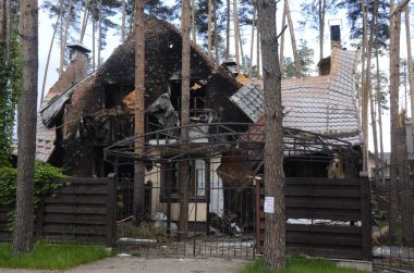 Ukrayna 'da savaş. Rus ordusunun saldırısından sonra Kyiv bölgesinde yıkılan binalar. Rus işgalinin Ukrayna 'daki sonuçları. Kyiv bölgesi, Ukrayna, Haziran 2022