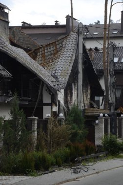 Ukrayna 'da savaş. Rus ordusunun saldırısından sonra Kyiv bölgesinde yıkılan binalar. Rus işgalinin Ukrayna 'daki sonuçları. Kyiv bölgesi, Ukrayna, Haziran 2022