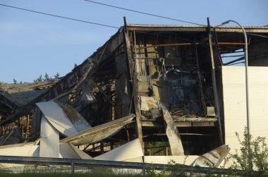Ukrayna 'da savaş. Rus ordusunun saldırısından sonra Kyiv bölgesinde yıkılan binalar. Rus işgalinin Ukrayna 'daki sonuçları. Kyiv bölgesi, Ukrayna, Haziran 2022