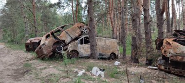 Ukrayna 'da savaş. Rus ordusu tarafından yakıldı, yok edildi ve sivillerin arabaları bombalandı. Rus işgalinin Ukrayna 'daki sonuçları. Irpin, Kyiv bölgesi, Mayıs 2022