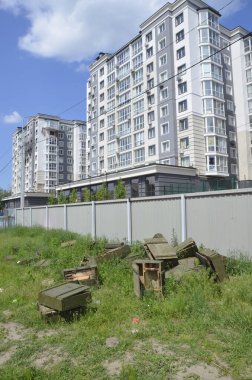 Ukrayna 'da savaş. Rus ordusunun saldırısından sonra Kyiv bölgesinde yıkılan binalar. Rus işgalinin Ukrayna 'daki sonuçları. Kyiv bölgesi, Ukrayna, Haziran 2022