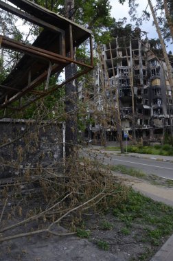 Ukrayna 'da savaş. Rus ordusunun saldırısından sonra Kyiv bölgesinde yıkılan binalar. Rus işgalinin Ukrayna 'daki sonuçları. Kyiv bölgesi, Ukrayna, Haziran 2022