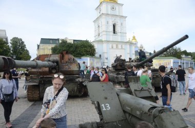 Kyiv, Ukrayna - Mayıs 2022: Ukrayna 'nın başkenti Kyiv' deki Mykhailivska Meydanı 'ndaki sergide Rus zırhlı araçları imha edildi