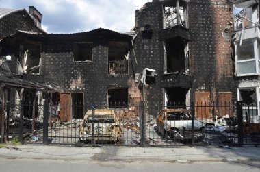 Ukrayna 'da savaş. Rus ordusunun saldırısından sonra Kyiv bölgesinde yıkılan binalar. Rus işgalinin Ukrayna 'daki sonuçları. Kyiv bölgesi, Ukrayna, Haziran 2022