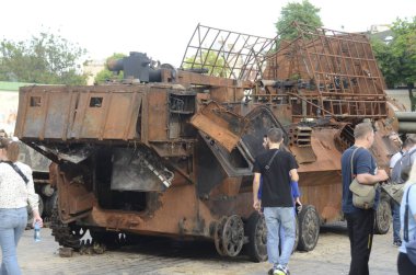 Kyiv, Ukrayna - Mayıs 2022: Ukrayna 'nın başkenti Kyiv' deki Mykhailivska Meydanı 'ndaki sergide Rus zırhlı araçları imha edildi