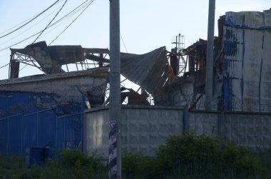 Ukrayna 'da savaş. Rus ordusunun saldırısından sonra Kyiv bölgesinde yıkılan binalar. Rus işgalinin Ukrayna 'daki sonuçları. Kyiv bölgesi, Ukrayna, Haziran 2022