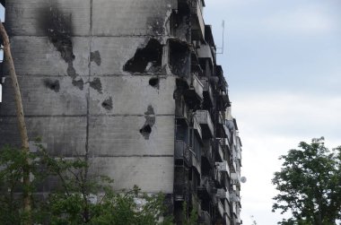 Ukrayna 'da savaş. Rus ordusunun saldırısından sonra Kyiv bölgesinde yıkılan binalar. Rus işgalinin Ukrayna 'daki sonuçları. Kyiv bölgesi, Ukrayna, Haziran 2022