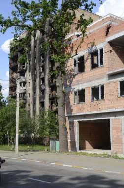 Ukrayna 'da savaş. Rus ordusunun saldırısından sonra Kyiv bölgesinde yıkılan binalar. Rus işgalinin Ukrayna 'daki sonuçları. Kyiv bölgesi, Ukrayna, Haziran 2022