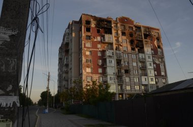 Ukrayna 'da savaş. Rus ordusunun saldırısından sonra Kyiv bölgesinde yıkılan binalar. Rus işgalinin Ukrayna 'daki sonuçları. Kyiv bölgesi, Ukrayna, Haziran 2022