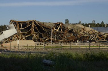 Ukrayna 'da savaş. Rus ordusunun saldırısından sonra Kyiv bölgesinde yıkılan binalar. Rus işgalinin Ukrayna 'daki sonuçları. Kyiv bölgesi, Ukrayna, Haziran 2022