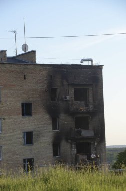 Ukrayna 'da savaş. Rus ordusunun saldırısından sonra Kyiv bölgesinde yıkılan binalar. Rus işgalinin Ukrayna 'daki sonuçları. Kyiv bölgesi, Ukrayna, Haziran 2022